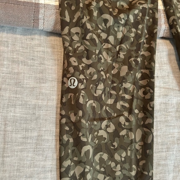 Lululemon Olive Camouflage Leggings sz 6 - Picture 2 of 4